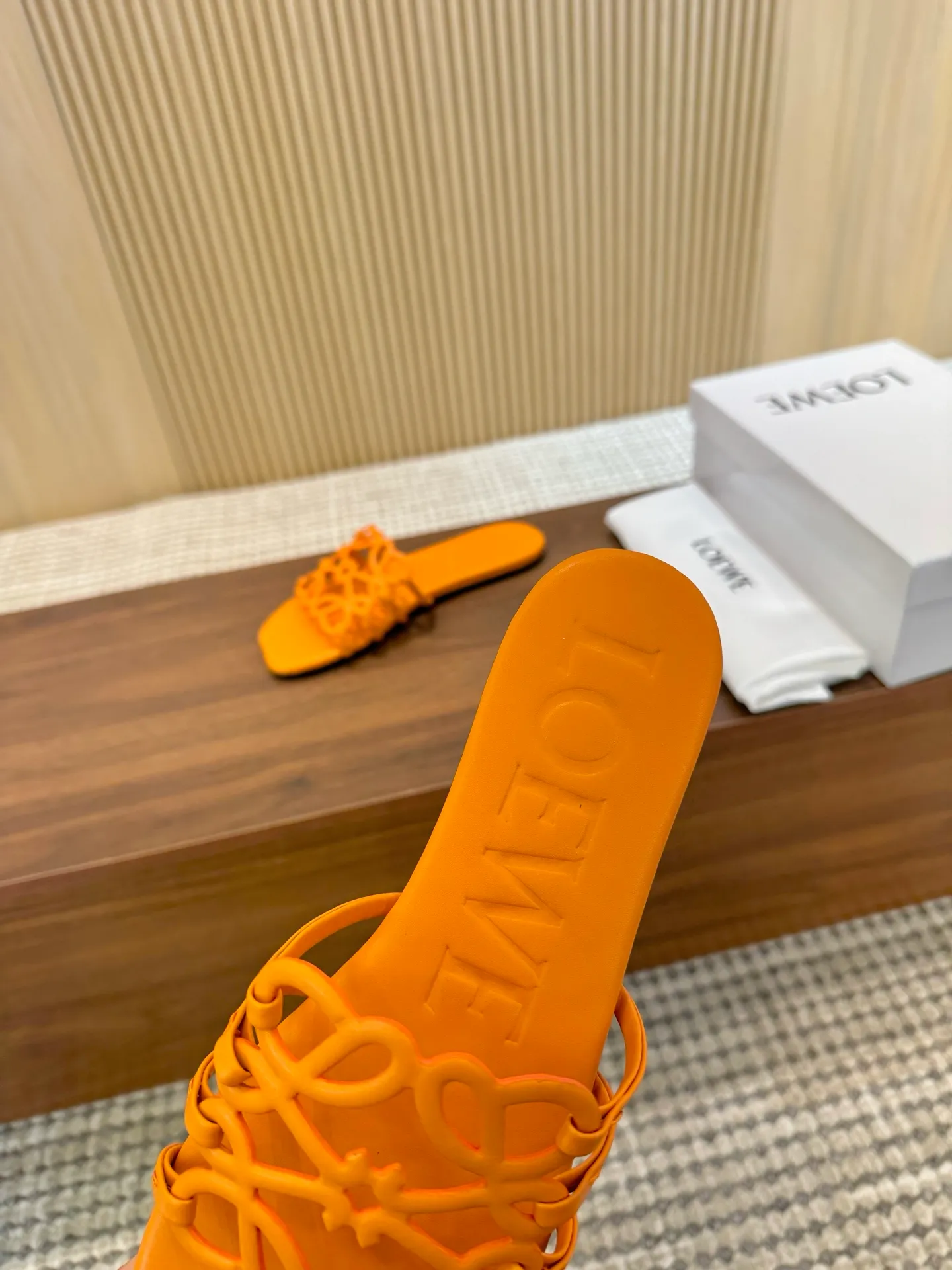 👟👟Ex-factory price 400👟👟 The latest 2025 LOEWE, summer limited edition hollow slippers, they are so beautiful on your feet! ! ! Highly recommended, a super lazy drag, the same style worn by celebrity bloggers! Fabric: Imported sheepskin (black, white, apricot, red, pink, five colors) Lining: Imported sheepskin Outsole: Genuine leather injection dyed bottom Number: 35-42